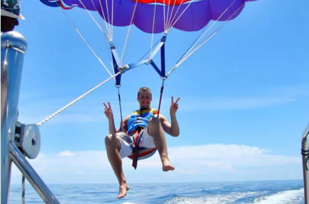 parasailing1-e1523537725697 parasailing1-e1523537725697